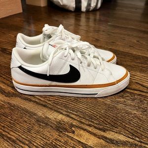 Womens sz 9.5 White Nike Sneakers